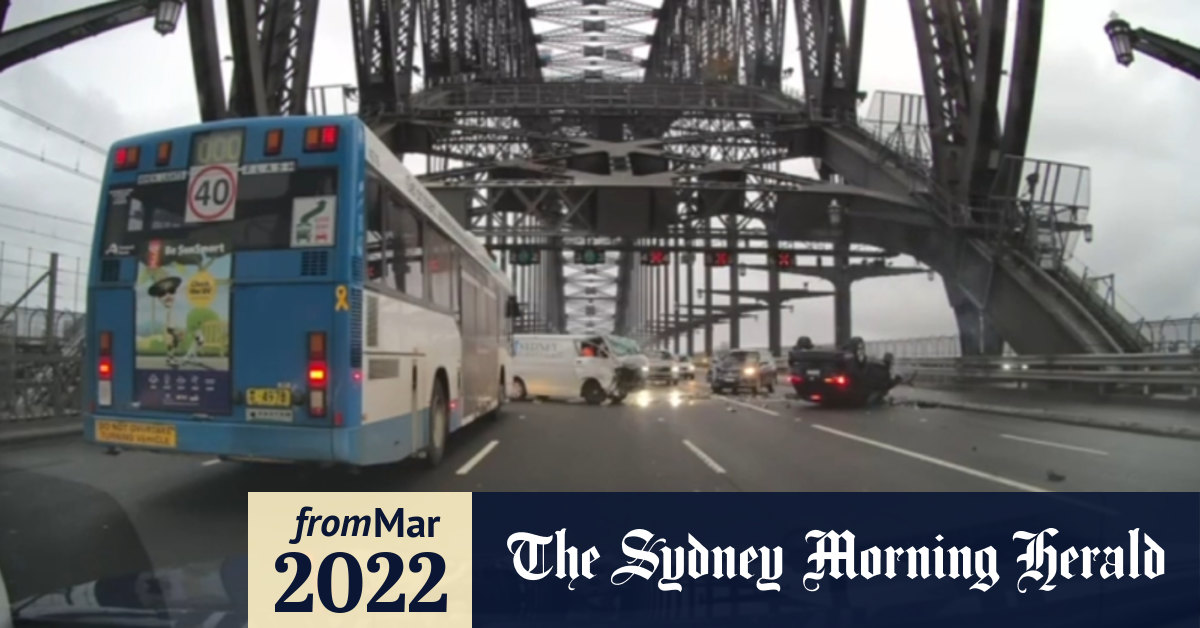 Video Dashcam captures Sydney Harbour Bridge crash